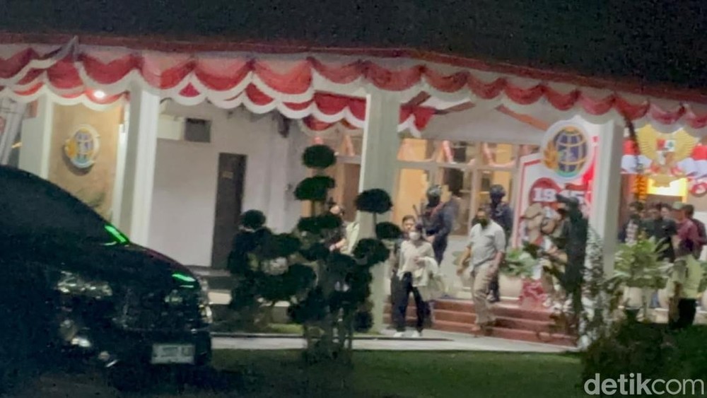 KPK Angkut Kardus Misterius dari Kantor Penting Ini