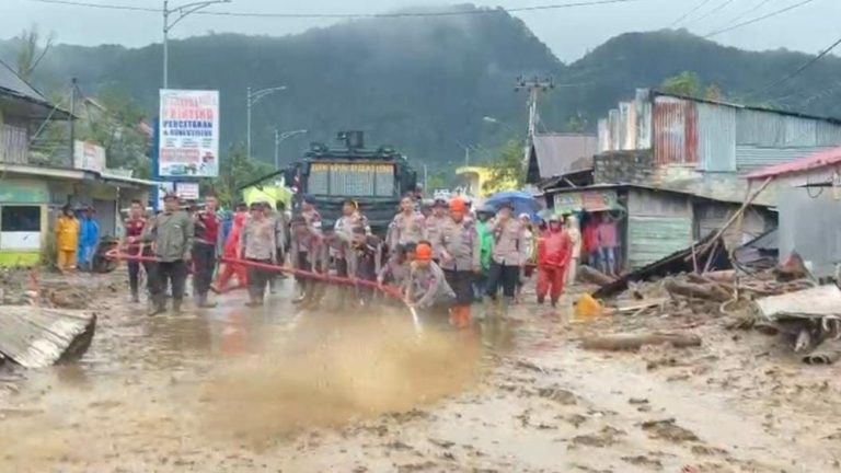 Solok Mencekam Polri Bergerak Selamatkan Warga