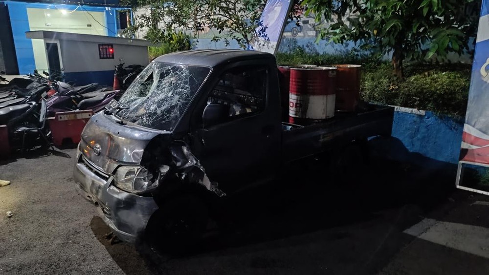 Pikap Kabur Berakhir Hancur di Bogor