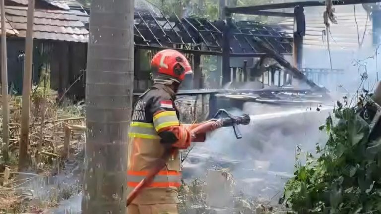 Gubuk Terbakar Hebat di Bogor Pemicunya Tak Terduga Gubuk Terbakar Hebat di Bogor Pemicunya Tak Terduga