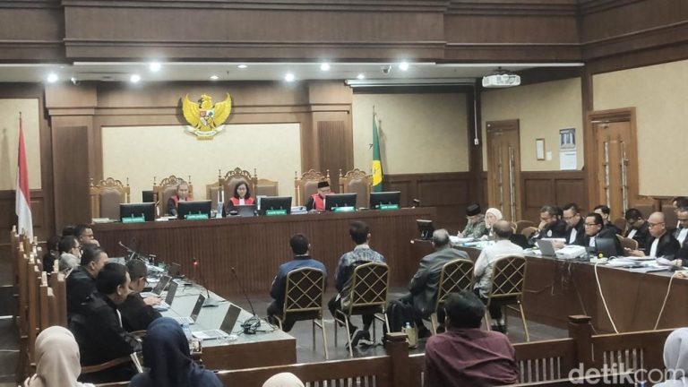 Yaqut Murka di Rapat Rahasia