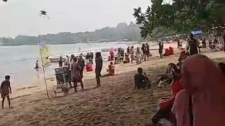 Rahasia Pantai Carita Tetap Ramai Saat Krakatau Beraksi