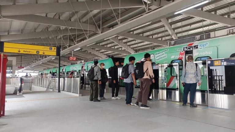 Mengintip Hari Perdana LRT Manggarai Setelah Diresmikan