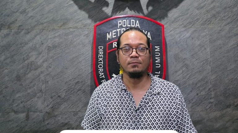 Wajah Sangar Pria Piting Pemobil Kini Tak Berkutik