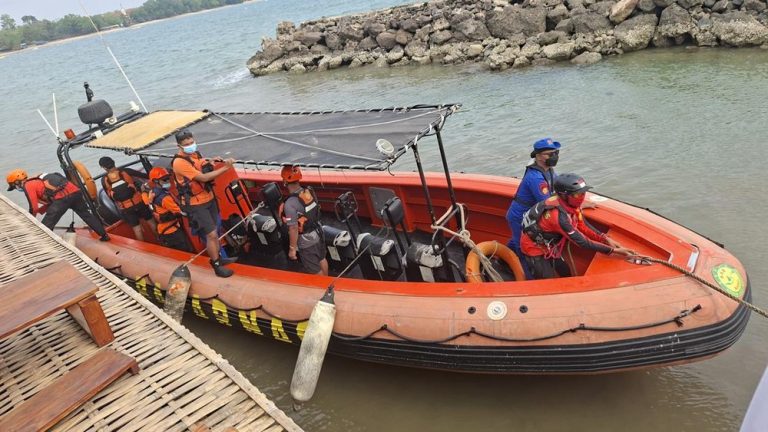 Misteri 8 Orang Hilang di Selat Sunda