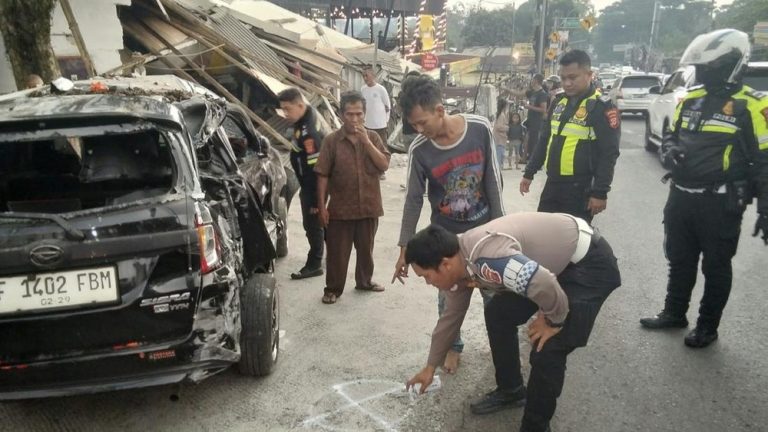 Puncak Mencekam Truk Rem Blong Hantam Bangunan Puncak Mencekam Truk Rem Blong Hantam Bangunan