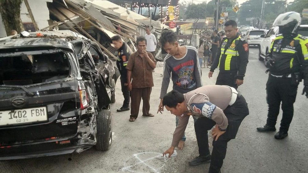 Puncak Mencekam Truk Rem Blong Hantam Bangunan
