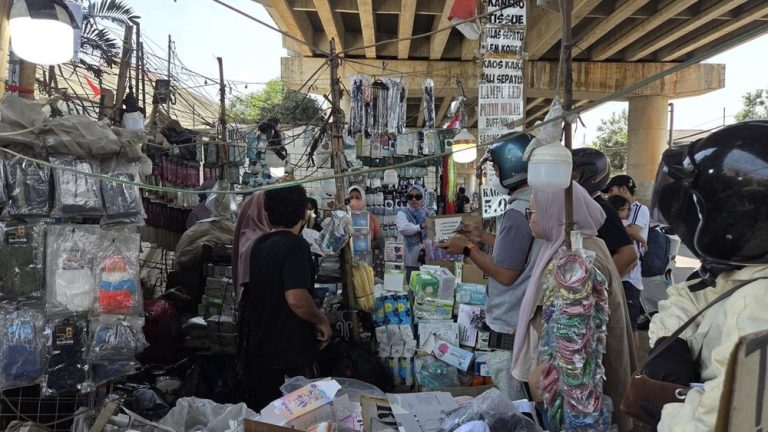 Abu Krakatau Selimuti Jakarta Warga Serbu Kolong Tol Andara
