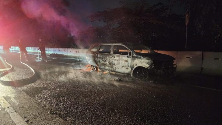 Minibus Terbakar di Tol Jagorawi