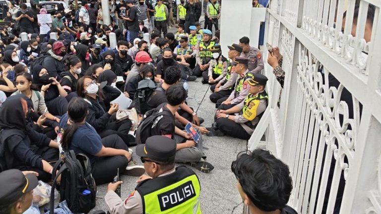 Aksi Massa di Jogja Berakhir Ricuh