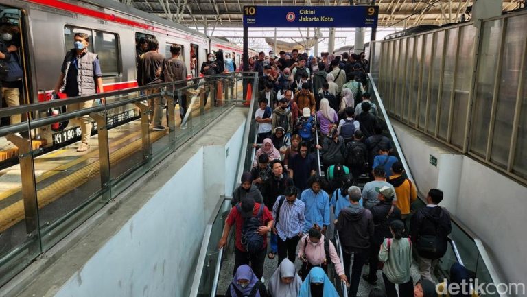 Drama Evakuasi Penumpang Terjebak Lift Manggarai