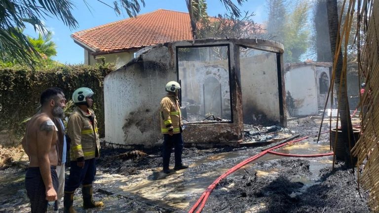 Niat Usir Laba-laba Malah Bakar Vila