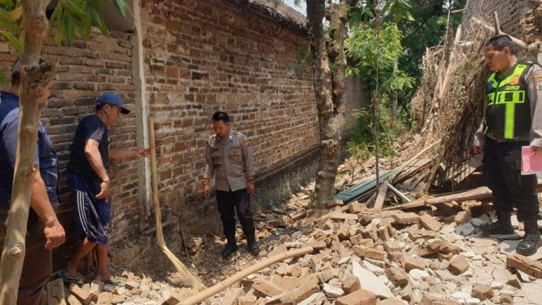Tragedi Bongkar Rumah di Magetan Tewaskan Warga Tragedi Bongkar Rumah di Magetan Tewaskan Warga